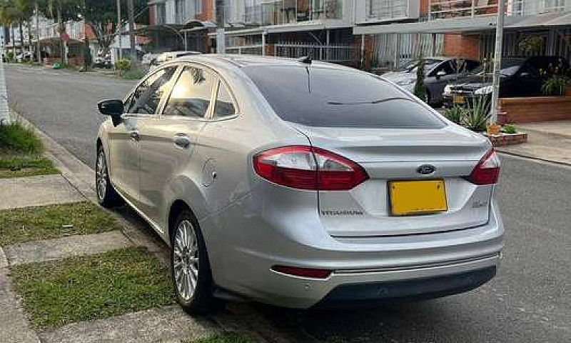 Vendo Ford Fiest Tit...