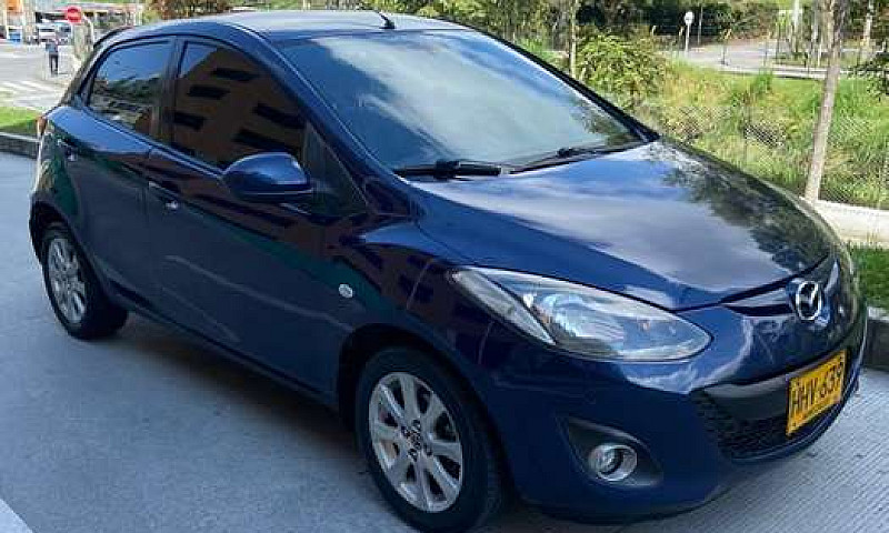 Vendo Mazda 2...