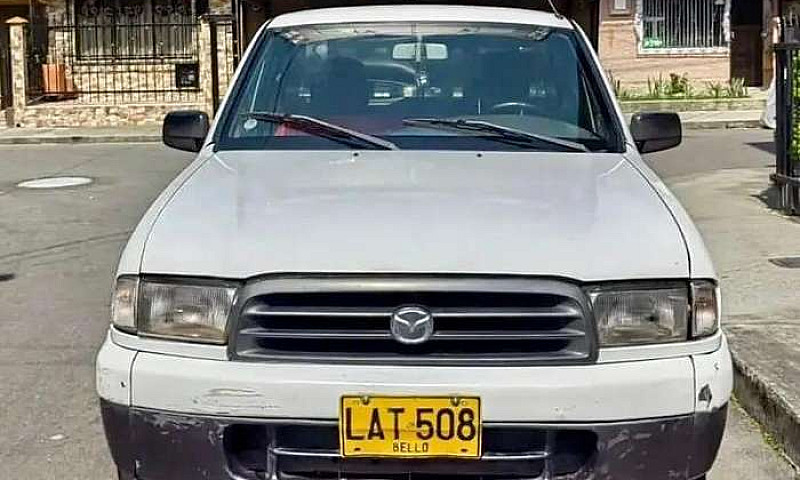 Mazda B2200 En Estac...
