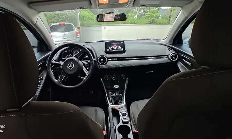 Mazda 2 Sedan Tourin...