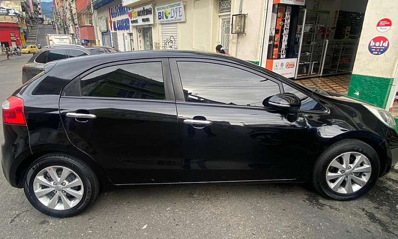 Vendo Kia Rio Ubex F...