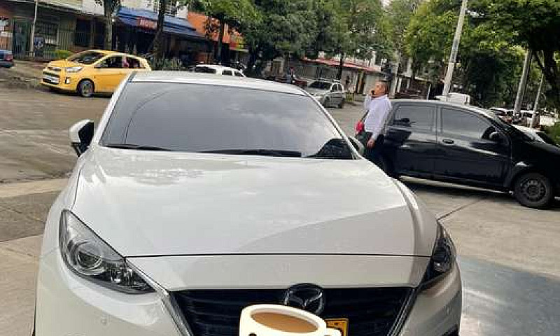 Se Vende Carro Mazda...