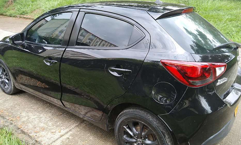Espectacular Mazda 2...