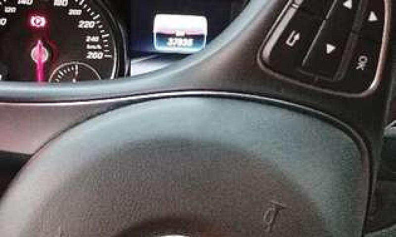 Hermosa Mercedes Gla...