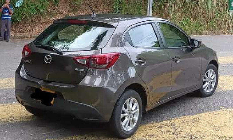 Vendo Mazda 2 Tourin...