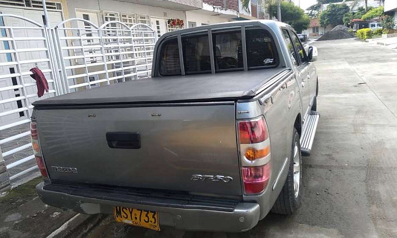 Camioneta Mazda Bt50...