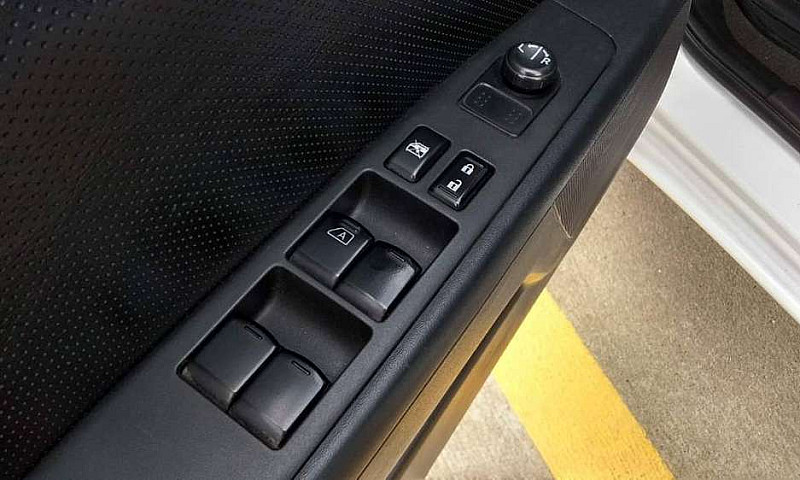 Nissan-Sentra-2012- ...