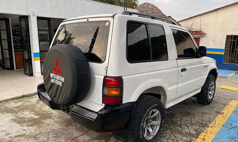 Montero Mitsubishi 2...