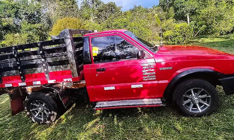 Camioneta Mazda B200...