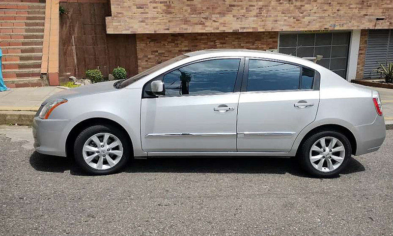 Vendo Nissan Versa 2...