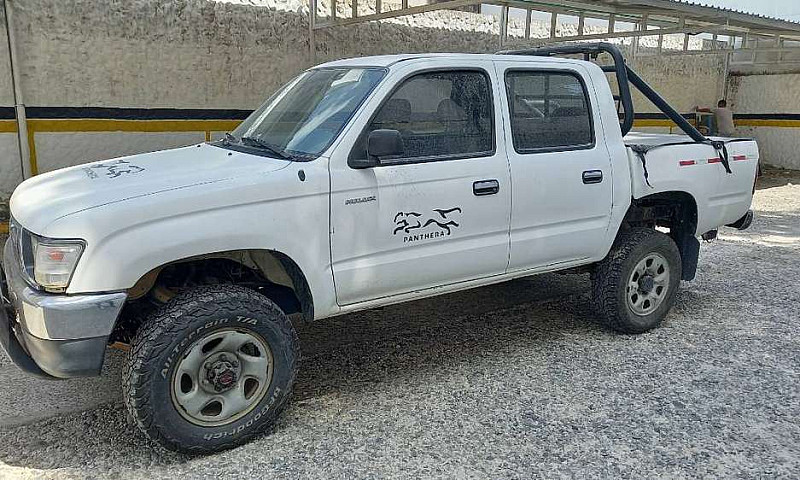 Toyota Hilux 2001...