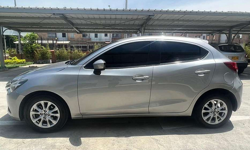 Mazda 2  Touring 1.5...