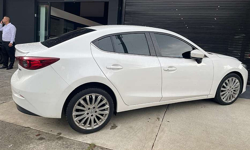 Se Vende Carro Mazda...