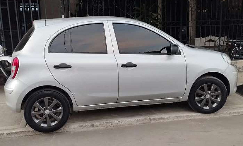 Vendo Nissan March A...