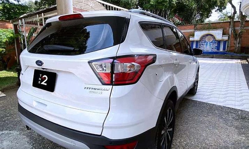 Ford Escape-Titanium...