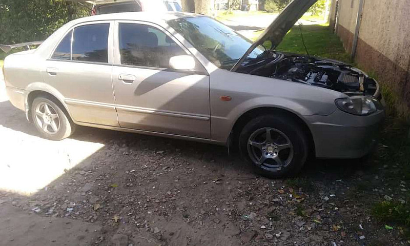 Automóvil  Mazda 200...