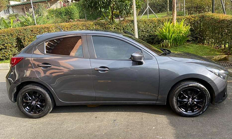 Se Vende Mazda 2 Tou...