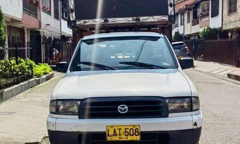 Mazda B2200 En Estac...