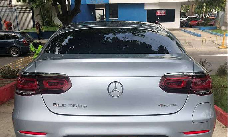 Mercedes Benz Glc300...