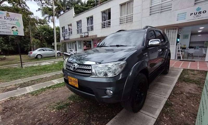 Toyota Fortuner 2.7L...