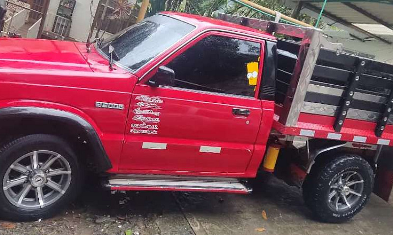 Camioneta Mazda B200...