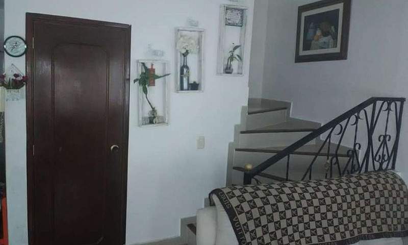 Casa De Tres Pisos U...