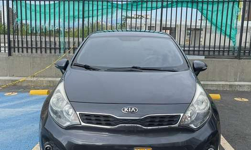 Vendo Kia Rio 2013...