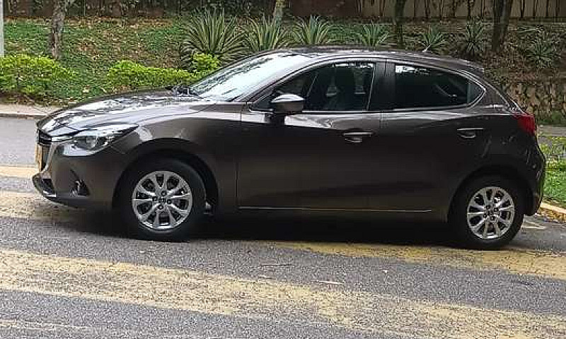 Vendo Mazda 2 Tourin...