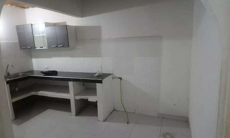 Arriendo Casa Barrio...