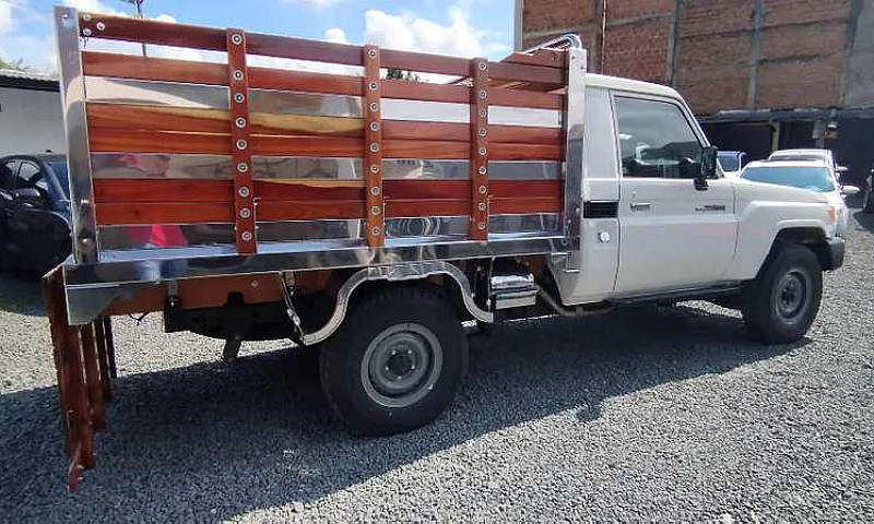 Toyota Lc79 Modelo 2...