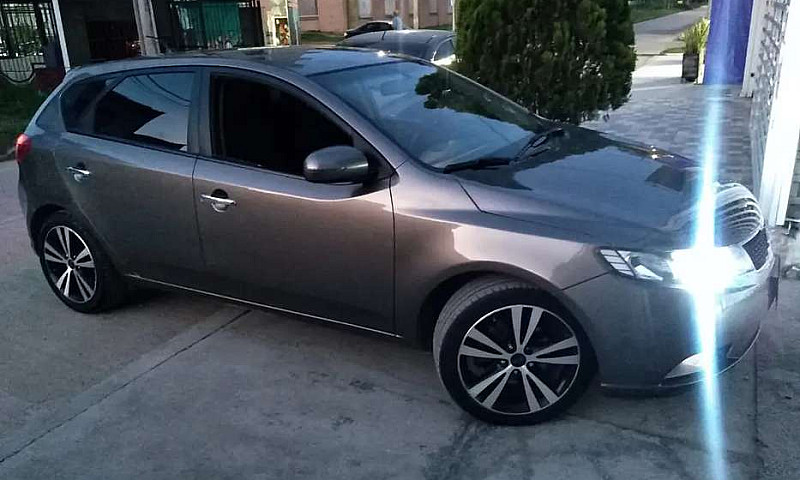 Hermoso Kia Cerato F...