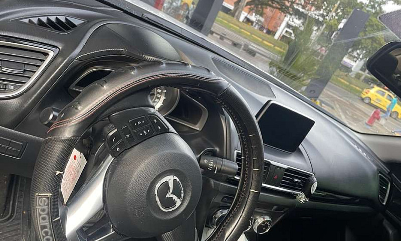 Se Vende Carro Mazda...
