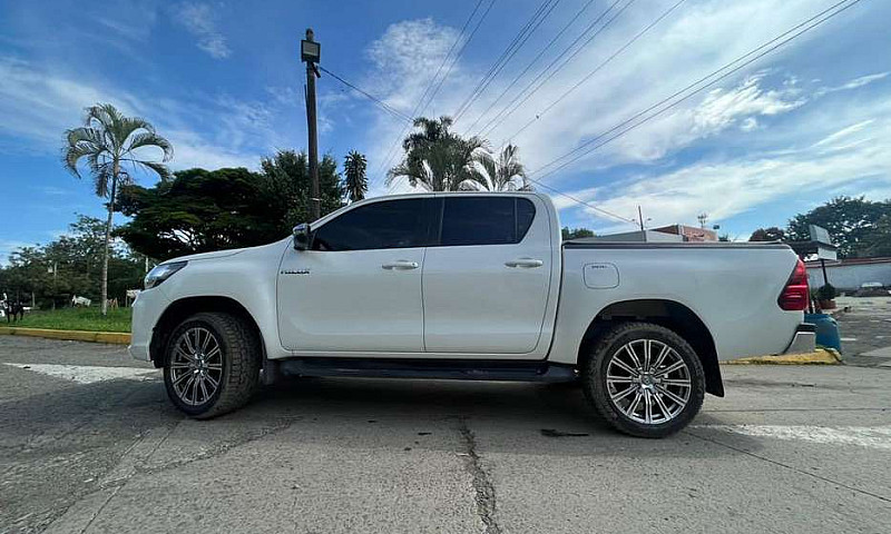 Vendo Toyota Hilux S...