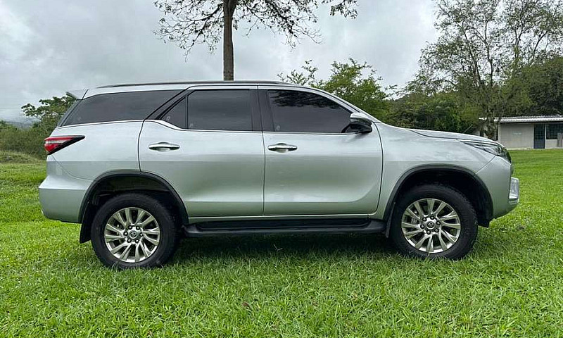 Toyota Fortuner Srv ...