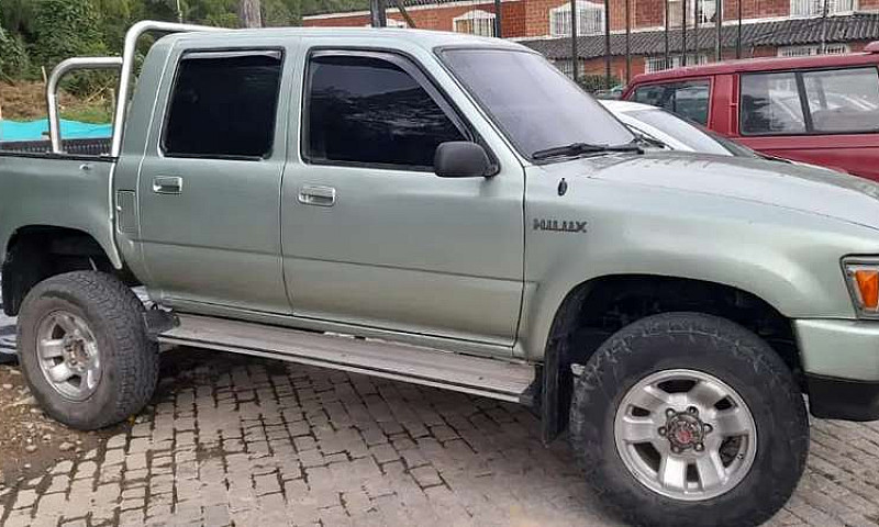 Toyota Hilux 4X4 Mod...