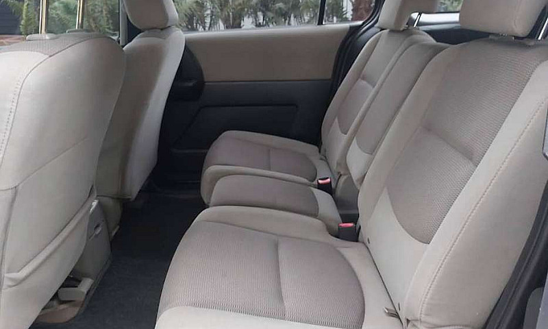 Camioneta Mazda 5...