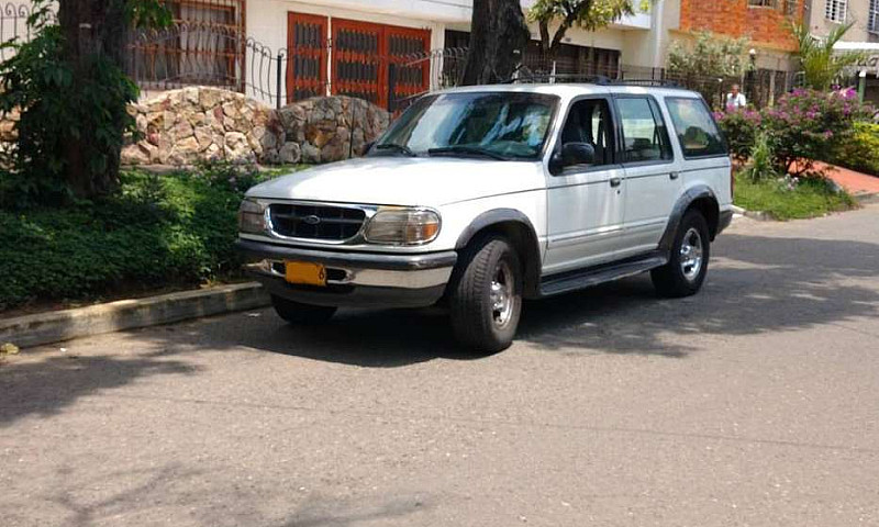 Ford Explorer Xlt...