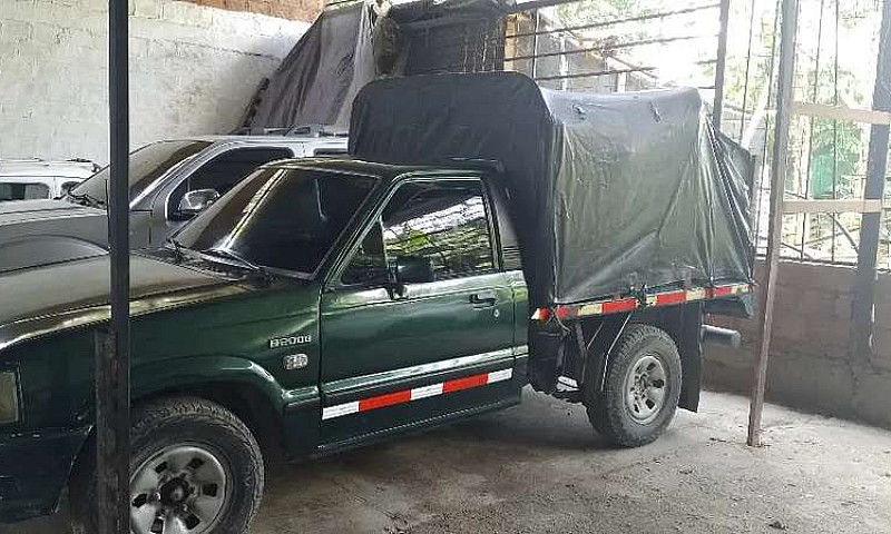 Vendo Camioneta Mazd...