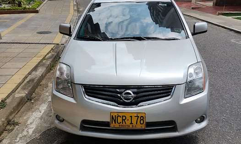 Vendo Nissan Versa 2...