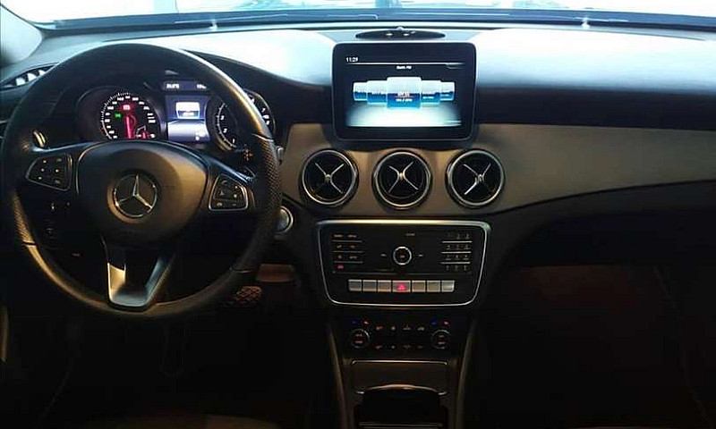 Mercedes Benz Gla200...