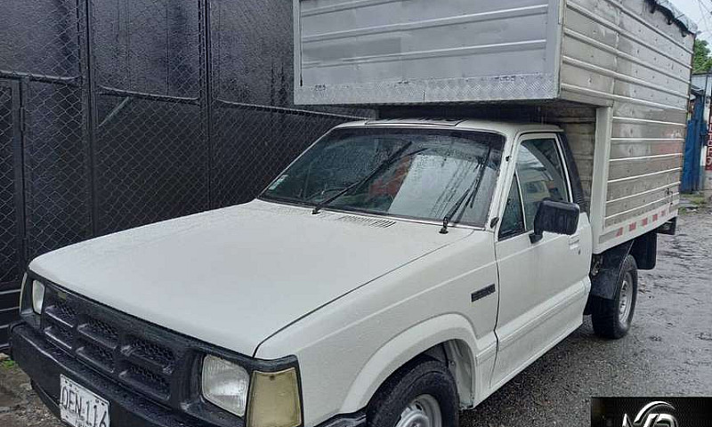 Camioneta Mazda B220...