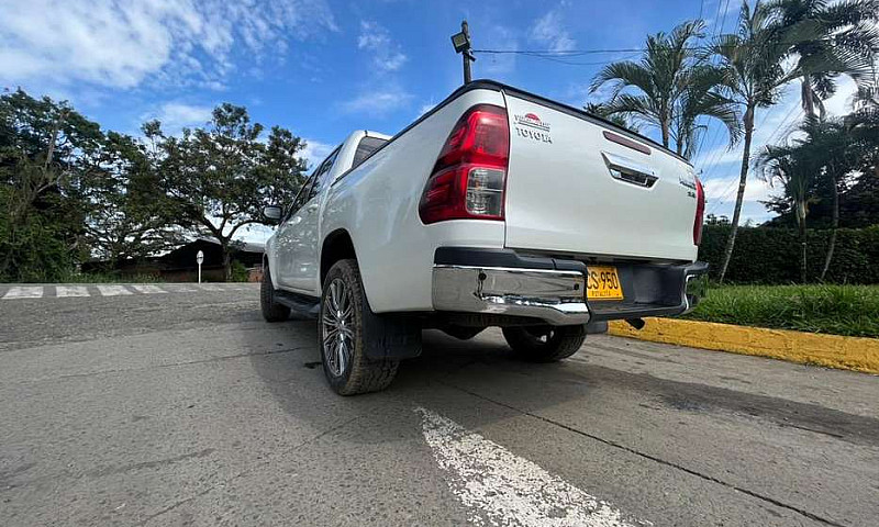 Vendo Toyota Hilux S...