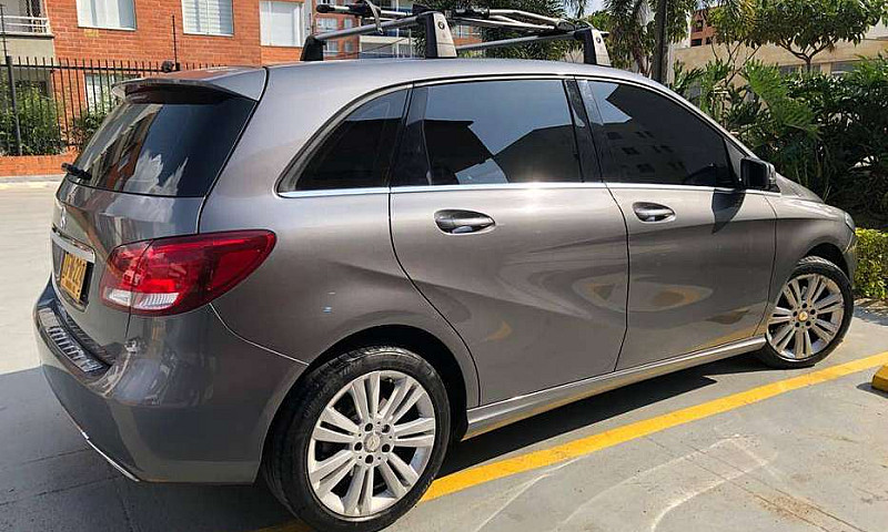 Hermoso Mercedes Ben...