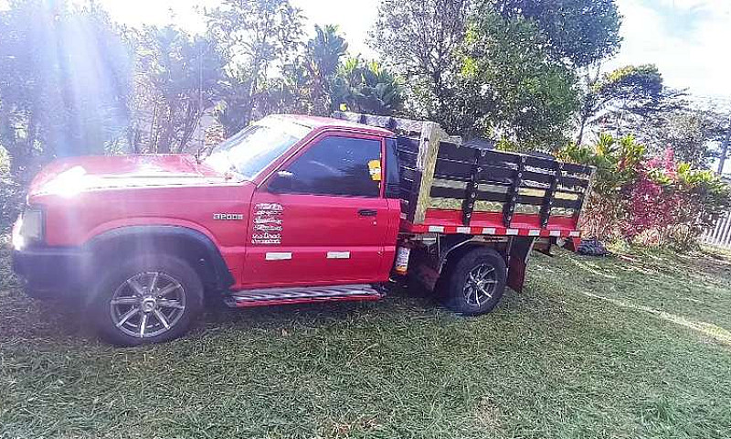 Camioneta Mazda B200...