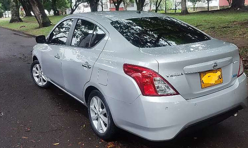 Vendo Nissan Versa P...