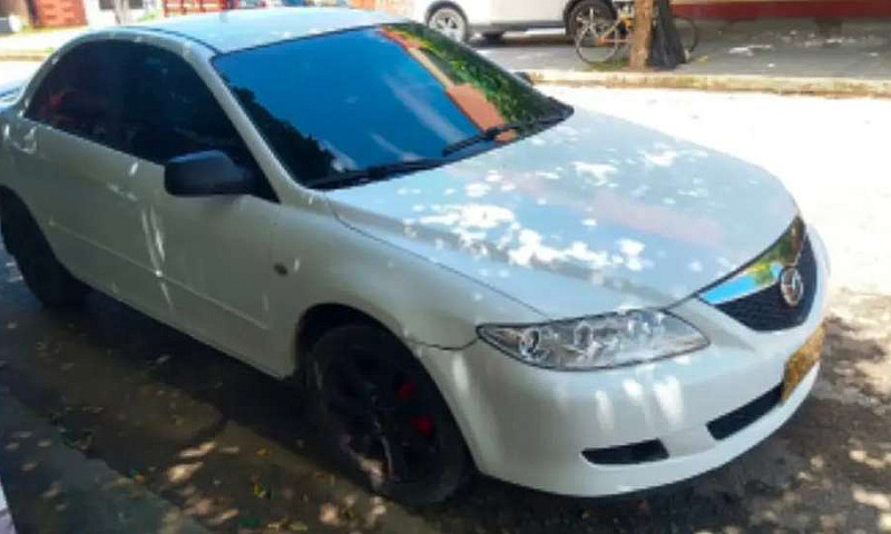 Automóvil Mazda 6...