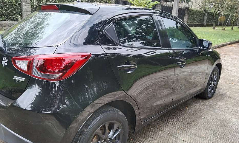 Espectacular Mazda 2...