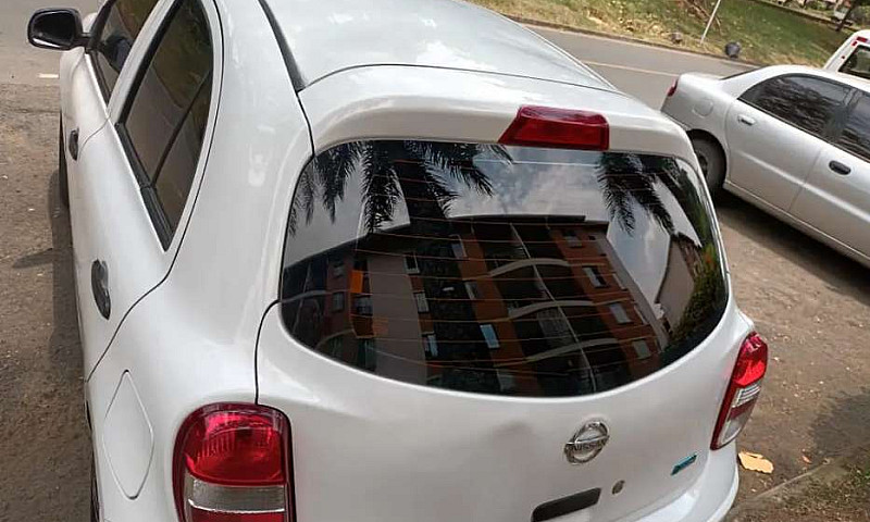 Vendo Nissan March A...