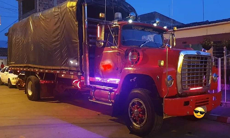 Vendo Ford 8000 Mode...