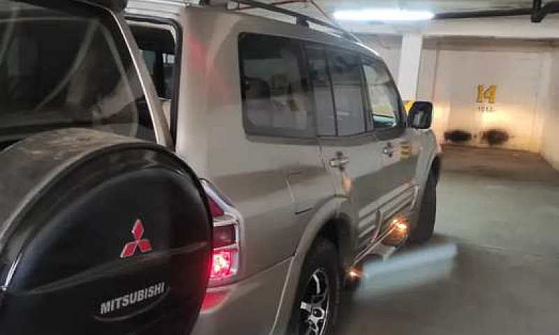 Mitsubishi Montero M...